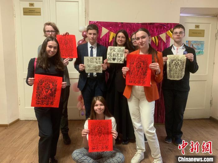 4月21日，莫斯科國立語言大學(xué)孔子學(xué)院附屬中學(xué)舉辦“國際中文日”活動，學(xué)生們展示自己的學(xué)習(xí)成果?！∧箍茋⒄Z言大學(xué)孔子學(xué)院 供圖