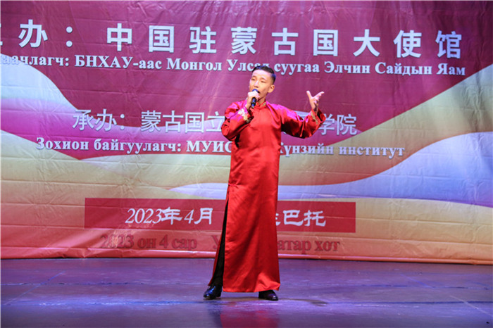 一等獎選手賀希格中學(xué)的包勒爾德表演貫口《玲瓏塔》。蒙古國立大學(xué)孔子學(xué)院供圖