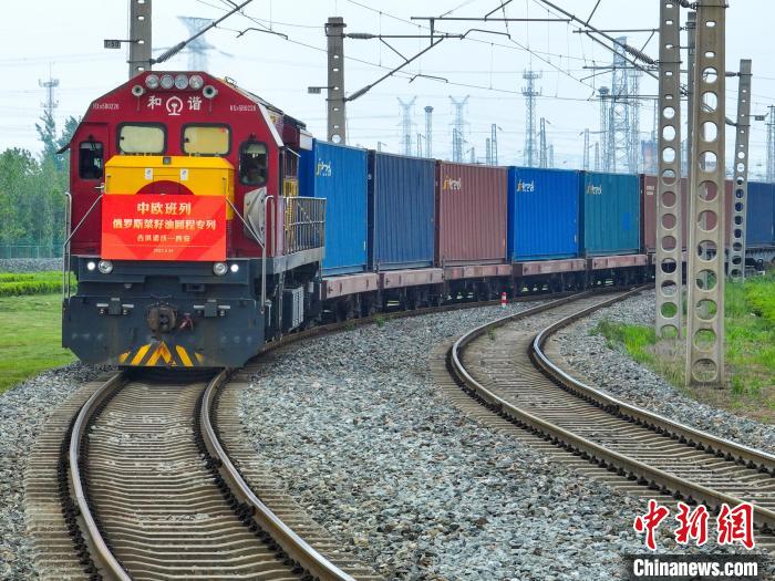 中歐班列長安號俄羅斯菜籽油回程石羊集團(tuán)專列順利抵達(dá)西安國際港站。　西安國際港務(wù)區(qū)供圖