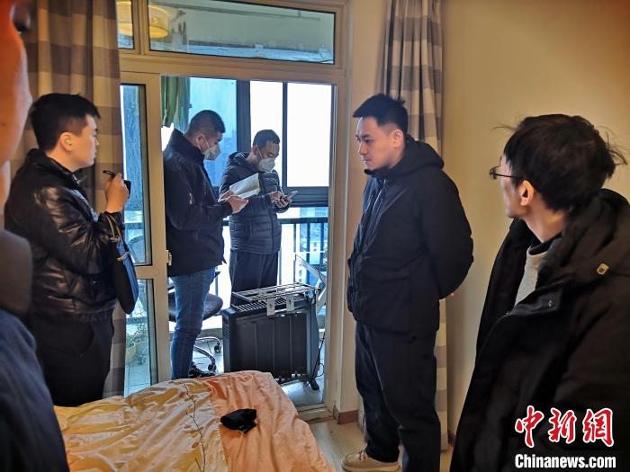 丹東市公安局民警抓捕犯罪嫌疑人，在其家中進行搜查?！〉|市公安局供圖