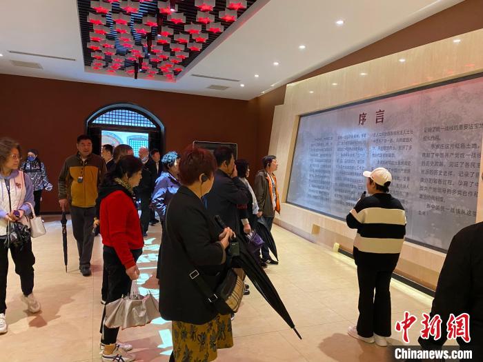 中共中央統(tǒng)戰(zhàn)部舊址里參觀者絡(luò)繹不絕。　李曉偉 攝