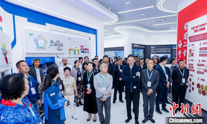 僑商、僑胞們考察金漪湖科創(chuàng)智造平臺重大基礎(chǔ)設(shè)施項目?！≈鬓k方供圖