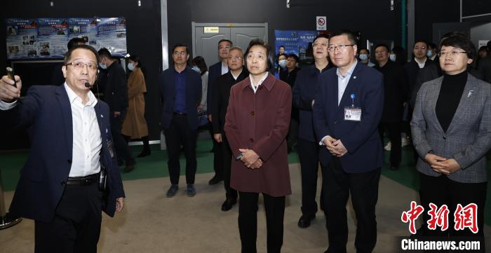 臺(tái)盟中央主席蘇輝近日率調(diào)研組赴吉林、遼寧開展重點(diǎn)考察調(diào)研。圖為在中航工業(yè)沈陽飛機(jī)設(shè)計(jì)研究所調(diào)研?！∨_(tái)盟中央供圖