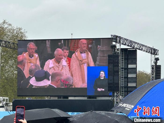 當(dāng)?shù)貢r(shí)間5月6日，英國(guó)國(guó)王查爾斯三世的加冕儀式舉行。民眾雨中觀看儀式?！W陽(yáng)開(kāi)宇 攝