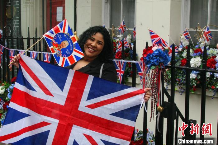 當(dāng)?shù)貢r(shí)間5月6日，英國(guó)國(guó)王查爾斯三世的加冕儀式舉行。圖為前往觀禮區(qū)的民眾?！埰?攝