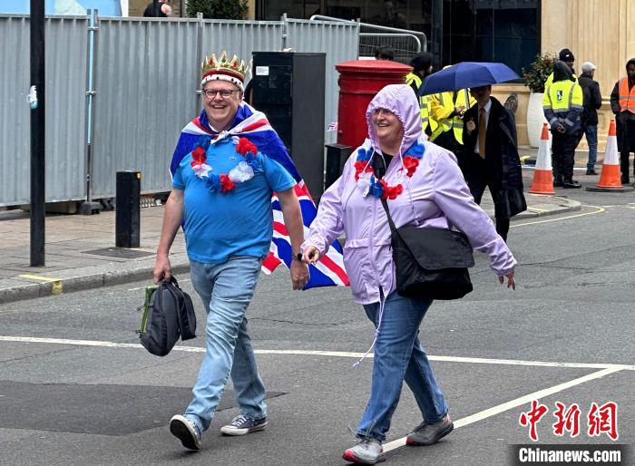 當(dāng)?shù)貢r(shí)間5月6日，英國(guó)國(guó)王查爾斯三世的加冕儀式舉行。圖為前往觀禮區(qū)的民眾?！W陽(yáng)開(kāi)宇 攝