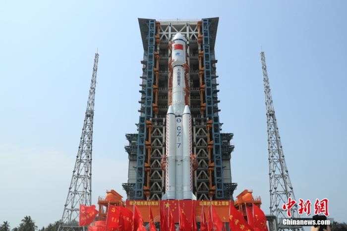 圖為轉(zhuǎn)運(yùn)現(xiàn)場。攝影 邱立軍 黃國暢