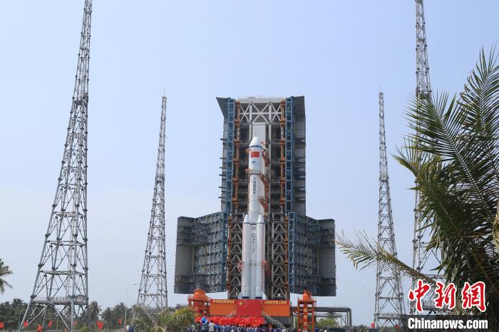 北京時(shí)間5月7日，天舟六號(hào)貨運(yùn)飛船與長(zhǎng)征七號(hào)遙七運(yùn)載火箭組合體垂直轉(zhuǎn)運(yùn)至發(fā)射區(qū)。　邱立軍 黃國(guó)暢 攝