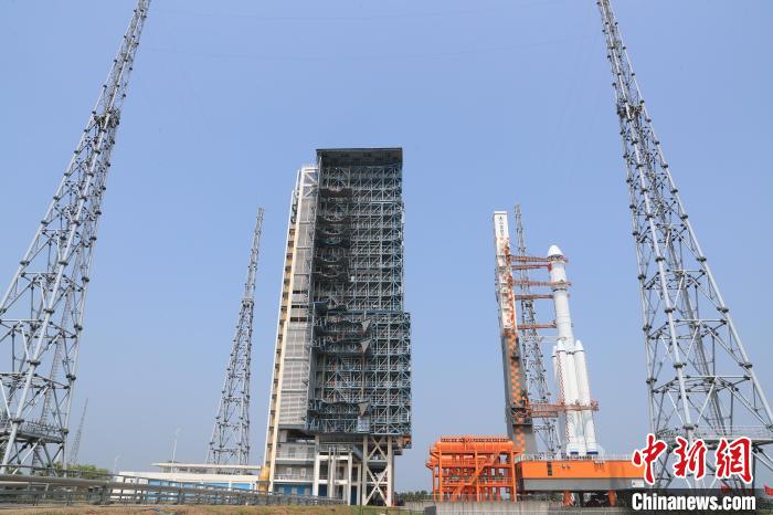 北京時(shí)間5月7日，天舟六號(hào)貨運(yùn)飛船與長(zhǎng)征七號(hào)遙七運(yùn)載火箭組合體垂直轉(zhuǎn)運(yùn)至發(fā)射區(qū)?！∏窳④?黃國(guó)暢 攝