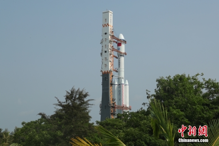 圖為轉(zhuǎn)運(yùn)現(xiàn)場(chǎng)。攝影 邱立軍 黃國(guó)暢