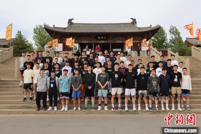 比賽結(jié)束后，兩岸學(xué)生參訪高平炎帝陵?！≈鬓k方供圖