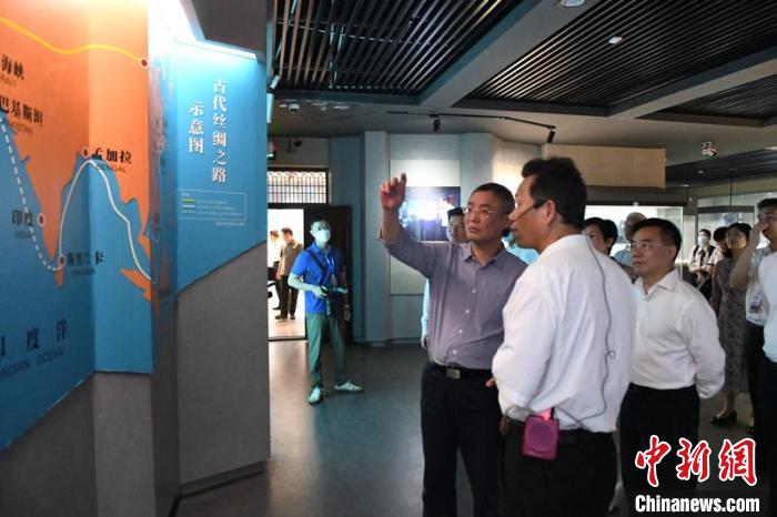圖為蔡達(dá)峰一行在合浦漢代文化博物館考察?！×趾?攝
