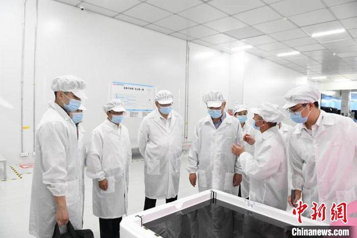 圖為蔡達(dá)峰一行在惠科電子(北海)科技產(chǎn)業(yè)園調(diào)研?！×趾?攝