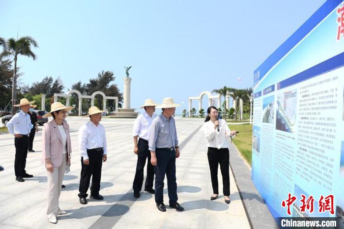圖為蔡達(dá)峰一行了解北海銀灘景區(qū)改造提升工程情況?！×趾?攝