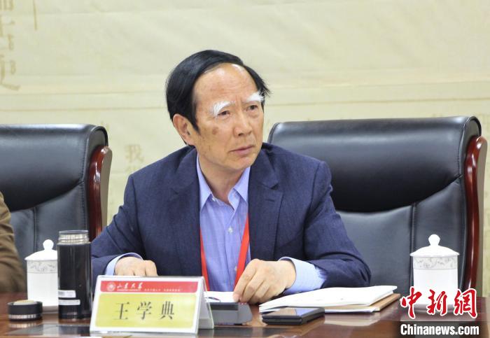 山東大學(xué)儒學(xué)高等研究院執(zhí)行院長、《文史哲》雜志主編王學(xué)典主持首場(chǎng)主題發(fā)言?！≮w曉 攝