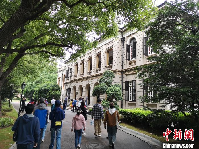 新階層人士參觀英國駐滬領(lǐng)事館。　范宇斌 攝