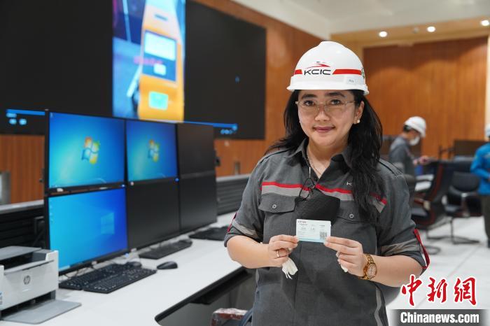 5月8日，客票系統(tǒng)負(fù)責(zé)人展示樣票。趙玅圓 攝