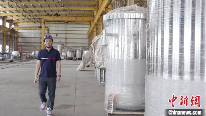 汪光典在不銹鋼罐體生產(chǎn)車間?！垈髅?攝