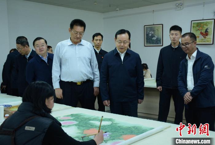 致公黨中央主席蔣作君近日率調(diào)研組赴山東開展重點考察調(diào)研。圖為在菏澤市巨野縣書畫院調(diào)研。　呂妍 攝