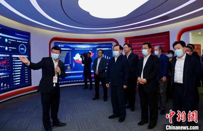 致公黨中央主席蔣作君率調(diào)研組赴天津開展重點考察調(diào)研。圖為在云賬戶共享經(jīng)濟信息咨詢有限公司調(diào)研?！⒖∩n 攝