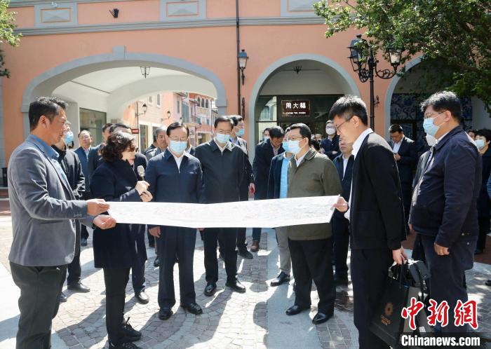 致公黨中央主席蔣作君近日率調(diào)研組赴天津開展重點考察調(diào)研。圖為在佛羅倫薩小鎮(zhèn)調(diào)研?！⒖∩n 攝