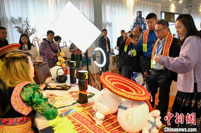 東盟國(guó)家媒體記者了解雪峰山非遺出海直播?！堊?攝