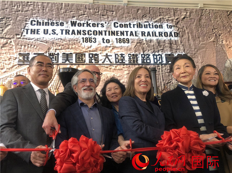 圖為（從右到左）方李邦琴、加州副州長(zhǎng)康依蓮、舊金山市議長(zhǎng)佩斯金、中國(guó)駐舊金山副總領(lǐng)事潘慶江在剪彩。人民網(wǎng)記者 鄧圩攝