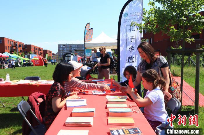 孩子們在工作坊學(xué)習(xí)剪紙?！◆斻肟鬃訉W(xué)院供圖