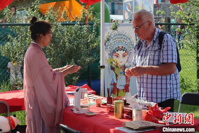 當(dāng)?shù)孛癖妳⒓又袊杞榻B和品茶活動(dòng)?！◆斻肟鬃訉W(xué)院供圖