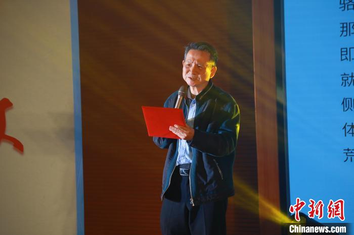 臺(tái)灣詩人白靈帶來了一首自創(chuàng)的詩歌《大戈壁》?！￠}南師范大學(xué)供圖