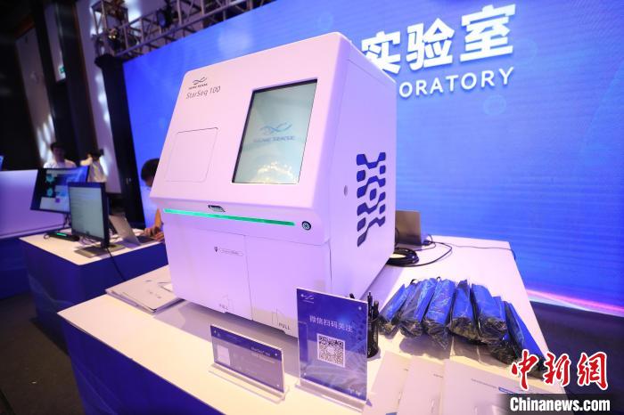 圖為發(fā)布會上展示的科技產(chǎn)品?！±祖I 攝