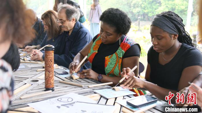 外交官們體驗(yàn)嘉定竹刻?！∪A東師范大學(xué)供圖