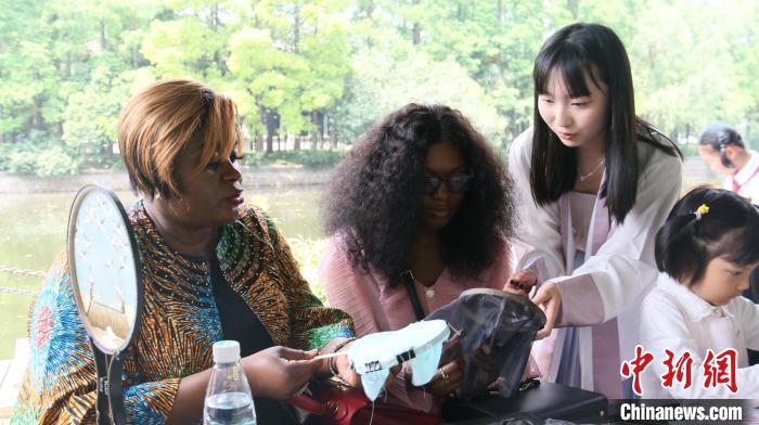 外交官們體驗(yàn)做團(tuán)扇?！∪A東師范大學(xué)供圖