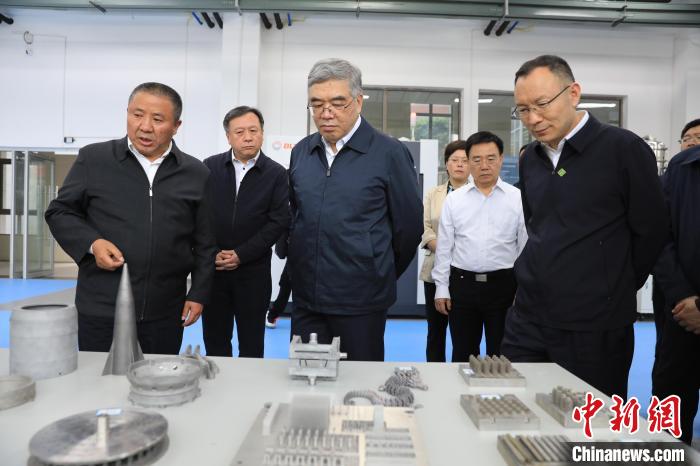 民進(jìn)中央常務(wù)副主席朱永新率調(diào)研組赴四川開展重點(diǎn)考察調(diào)研。圖為在四川工程職業(yè)技術(shù)學(xué)院考察調(diào)研?！∶襁M(jìn)中央供圖