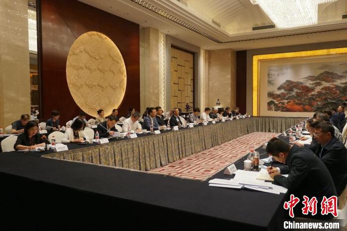 民進(jìn)中央主席蔡達(dá)峰近日率調(diào)研組赴江蘇開展重點(diǎn)考察調(diào)研。圖為在調(diào)研座談會現(xiàn)場?！∶襁M(jìn)中央供圖