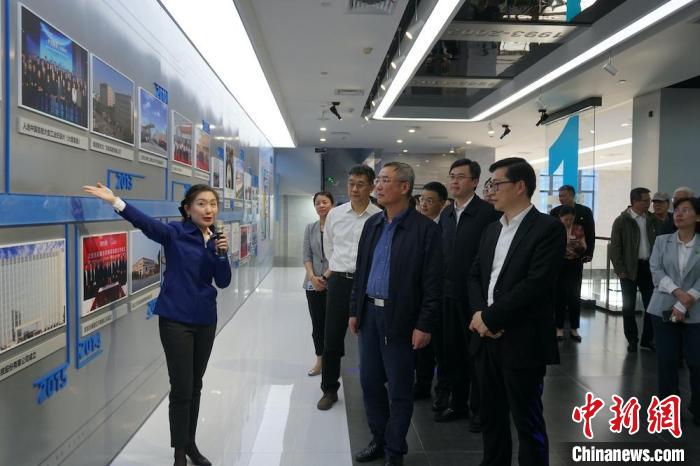 民進(jìn)中央主席蔡達(dá)峰近日率調(diào)研組赴江蘇開展重點(diǎn)考察調(diào)研。圖為在江陰實(shí)地考察雙良集團(tuán)有限公司?！O權(quán) 攝