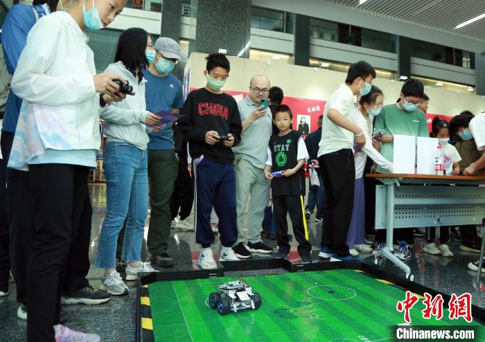 中科院計算所“神計妙算”公眾科學日活動現(xiàn)場。　中科院計算所 供圖