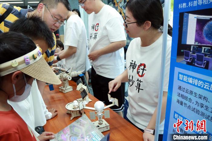 中科院計算所“神計妙算”公眾科學日活動現(xiàn)場。　中科院計算所 供圖
