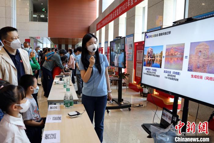 中科院自動化所“自動化之光”公眾科學日活動現(xiàn)場?！≈锌圃鹤詣踊?供圖