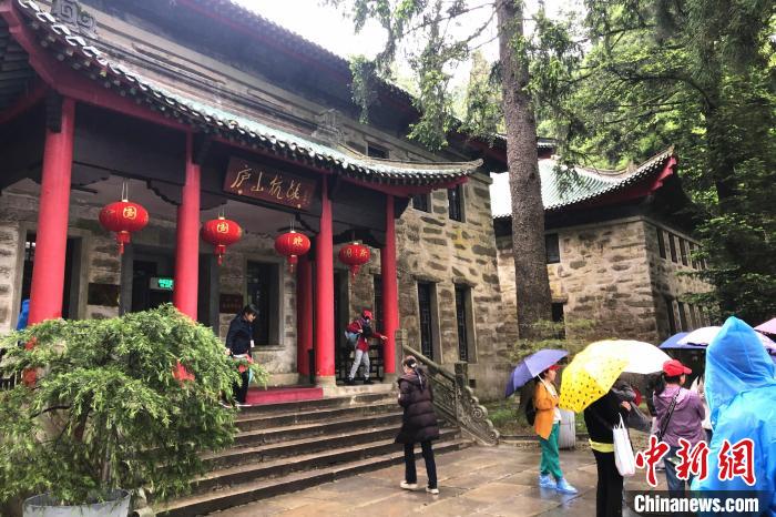 圖為在廬山抗戰(zhàn)博物館外，有不少等待參觀的游客?！蛆i泉 攝
