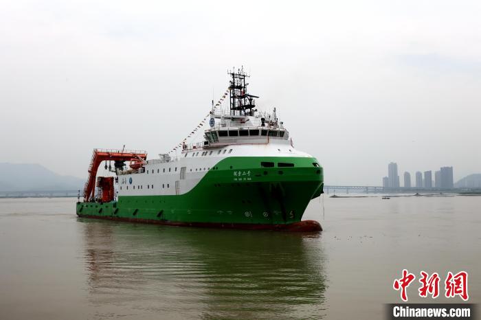 圖為“探索二號(hào)”科考船?！堑ぜt 攝