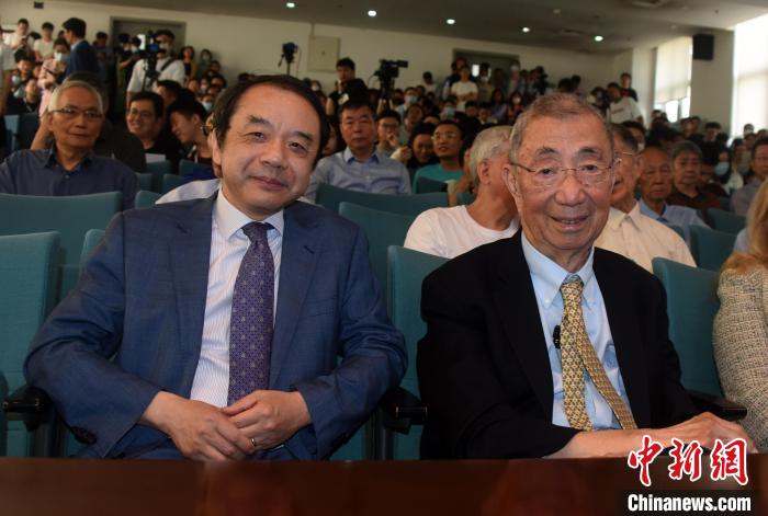 高能論壇開始前，丁肇中先生(右)與主持論壇的中科院高能所所長王貽芳院士合影?！?lt;a target='_blank' href='/'><p  align=