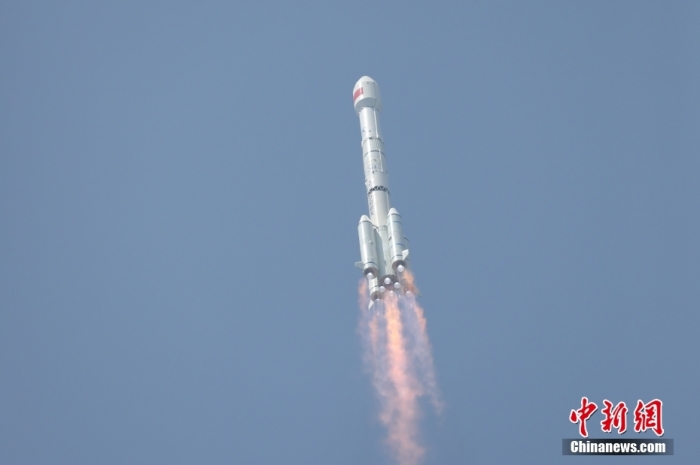 5月17日10時49分，我國在西昌衛(wèi)星發(fā)射中心用長征三號乙運(yùn)載火箭，成功發(fā)射第五十六顆北斗導(dǎo)航衛(wèi)星。該衛(wèi)星屬地球靜止軌道衛(wèi)星，是我國北斗三號工程的首顆備份衛(wèi)星。入軌并完成在軌測試后，將接入北斗衛(wèi)星導(dǎo)航系統(tǒng)。此次發(fā)射是北斗三號工程高密度組網(wǎng)之后，時隔3年的首發(fā)任務(wù)。朱磊 攝