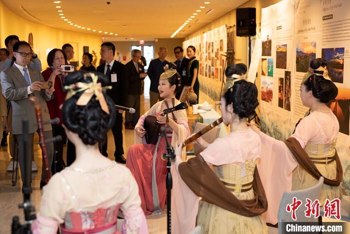 當(dāng)?shù)貢r(shí)間5月19日，中國(guó)常駐聯(lián)合國(guó)代表團(tuán)、中國(guó)文化和旅游部、泉州市人民政府在紐約聯(lián)合國(guó)總部聯(lián)合舉辦“茶和天下·雅集”主題展覽和招待會(huì)。圖為展覽現(xiàn)場(chǎng)泉州南音表演。 <a target='_blank' href='/' _fcksavedurl='/'><p  align=