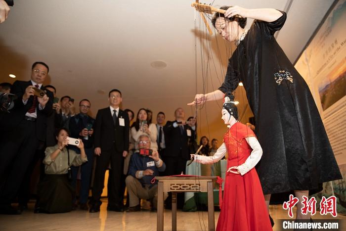 當(dāng)?shù)貢r(shí)間5月19日，中國(guó)常駐聯(lián)合國(guó)代表團(tuán)、中國(guó)文化和旅游部、泉州市人民政府在紐約聯(lián)合國(guó)總部聯(lián)合舉辦“茶和天下·雅集”主題展覽和招待會(huì)。圖為展覽表演泉州提線木偶寫書法。 <a target='_blank' href='/' _fcksavedurl='/'><p  align=