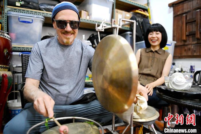 代表團成員在漳州木偶表演館開展文化藝術交流活動。　張金川 攝