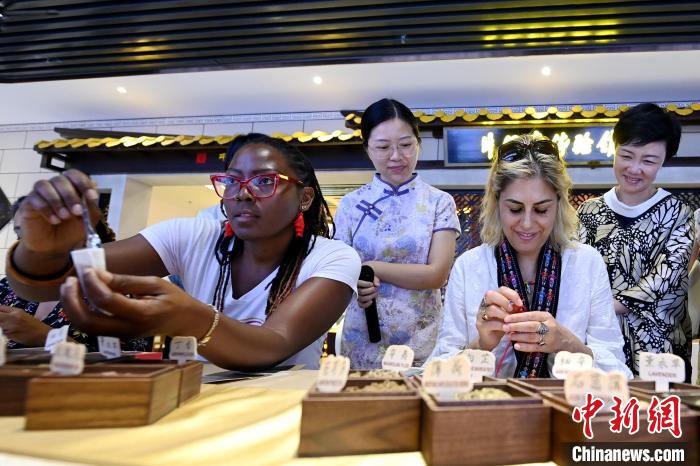 代表團成員在片仔癀博物館內制作中藥配方香囊。　張金川 攝