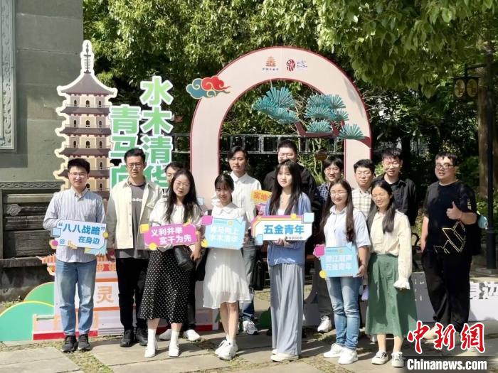 宣講團(tuán)成員在永康市合影?！吴晫?攝