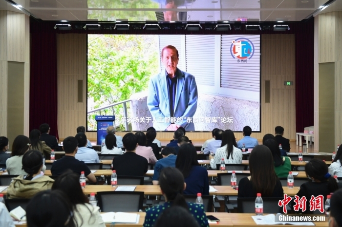 5月30日，<a target='_blank' href='/'>中新社</a>第二屆“東西問智庫”主題論壇在北京舉行，多位中外專家圍繞“AI革命與文明進化”展開討論。圖為美國加州理工學(xué)院電氣工程和計算機科學(xué)教授、人工智能專家亞瑟·阿布-穆斯塔法通過視頻在論壇上作主旨演講。<a target='_blank' href='/'>中新社</a>記者 田雨昊 攝