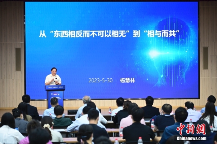 5月30日，<a target='_blank' href='/'>中新社</a>第二屆“東西問智庫”主題論壇在北京舉行，多位中外專家圍繞“AI革命與文明進(jìn)化”展開討論。圖為中國人民大學(xué)原副校長、大華講席教授楊慧林在論壇上作主旨演講。<a target='_blank' href='/'>中新社</a>記者 田雨昊 攝